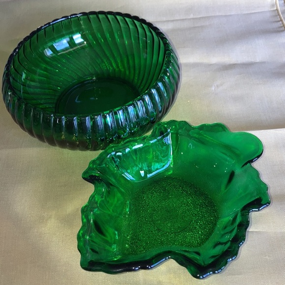 Vtg. green rd/swirl design bowl & leaf shaped bowl. Size in pics. $18 - Picture 8 of 8